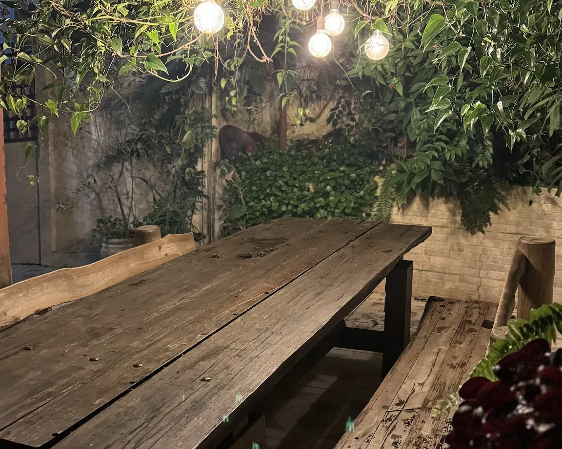 Mesa de madeira no jardim, à noite