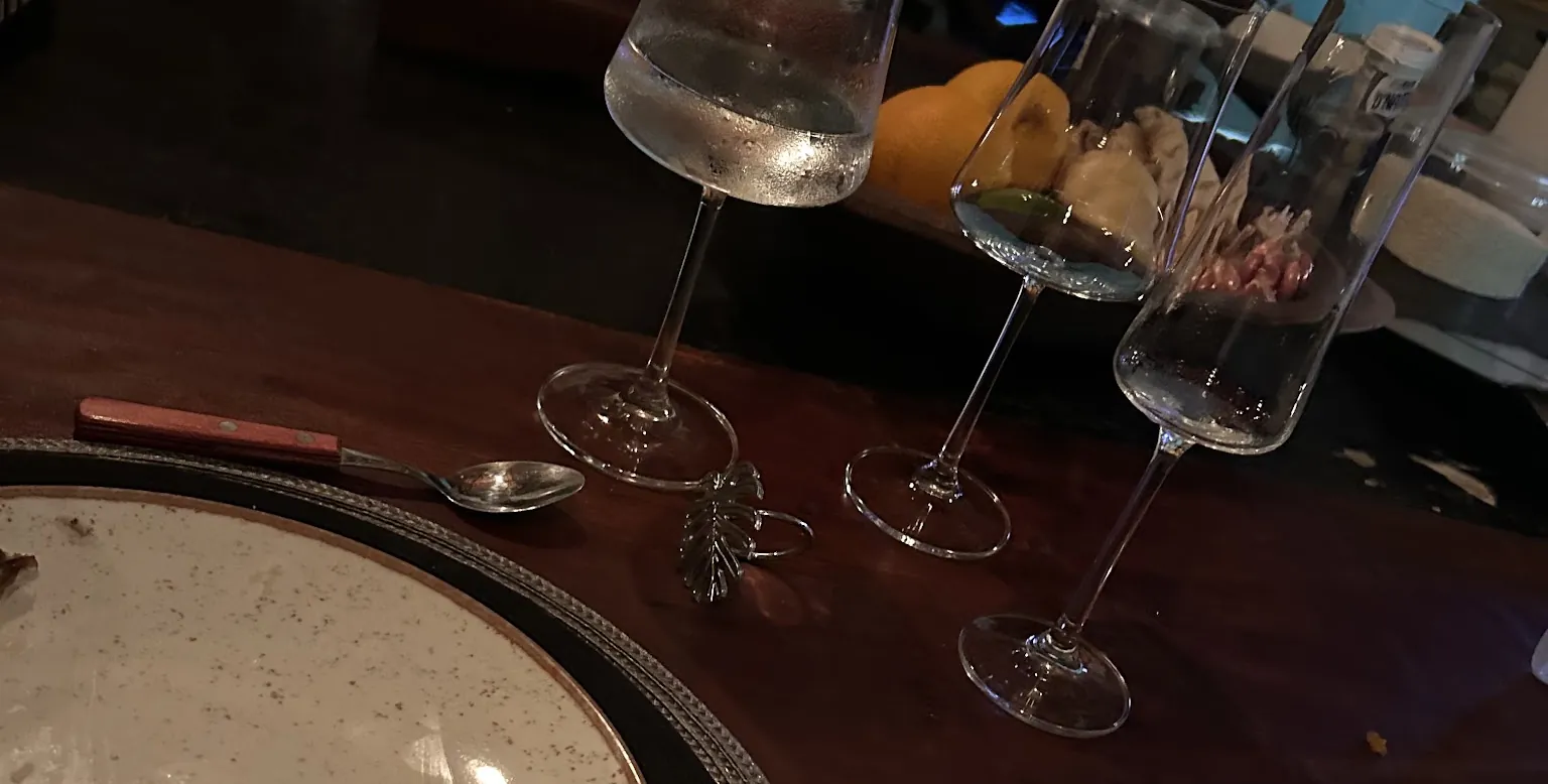 Taças e prato na mesa posta