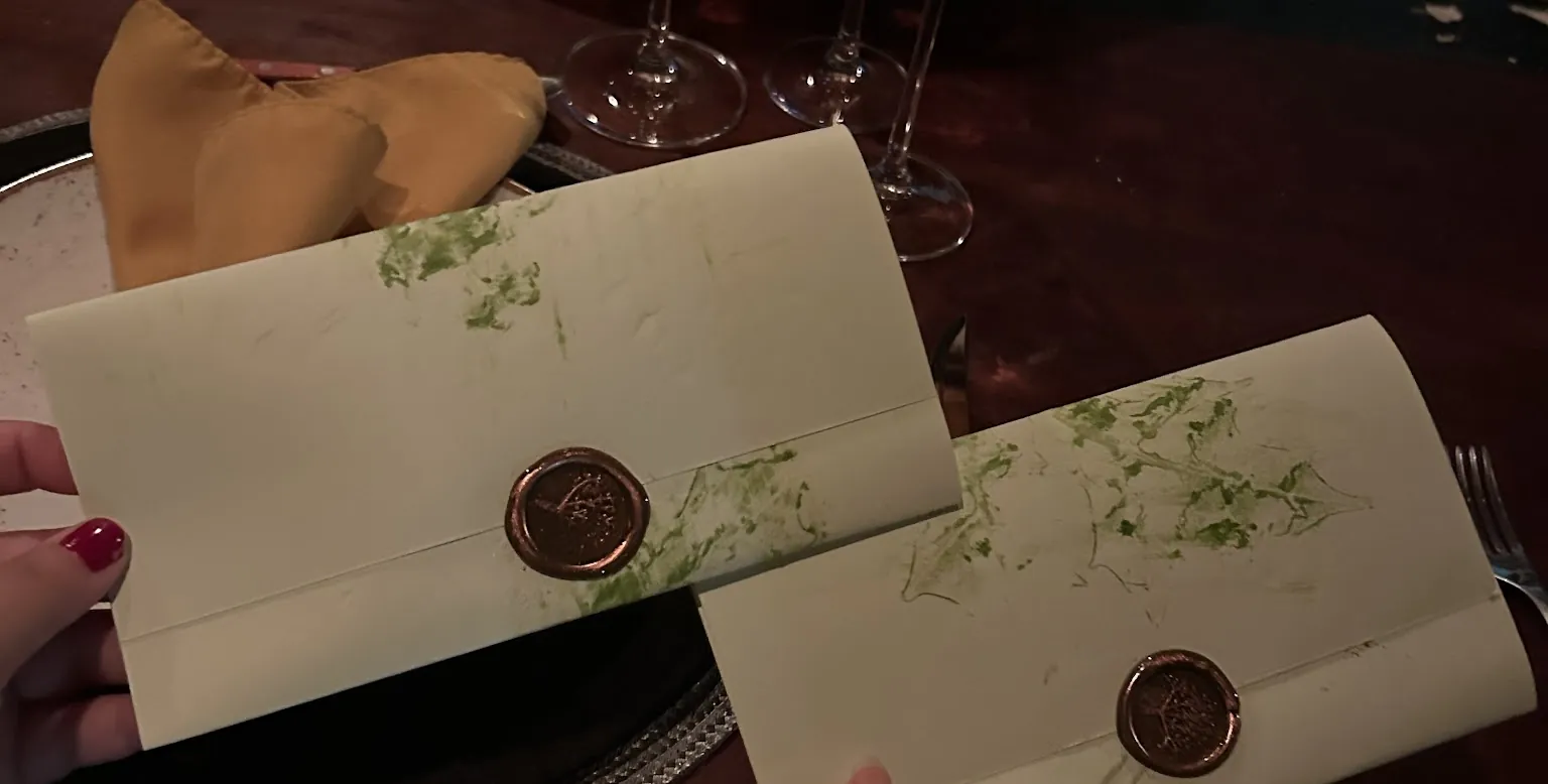 Cardápios com selo de cera entregues à mesa
