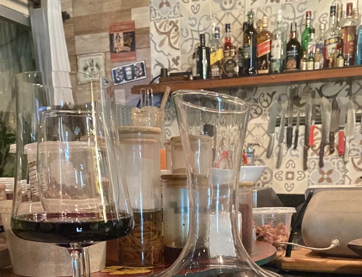 Vinho e decanter no balcão do bar