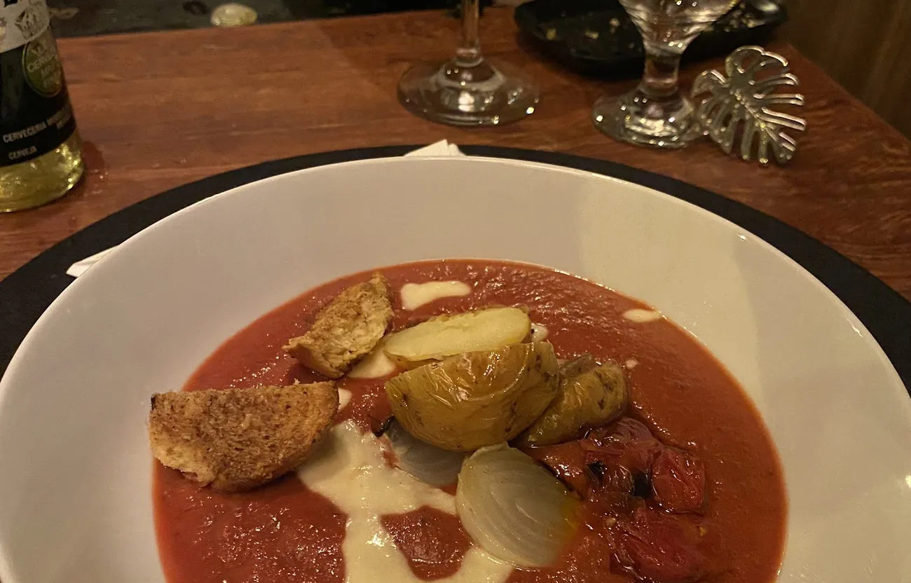 Sopa de tomate com croutons