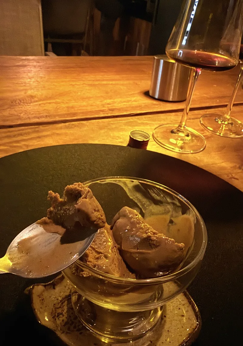 Gelato servido em taça de vidro
