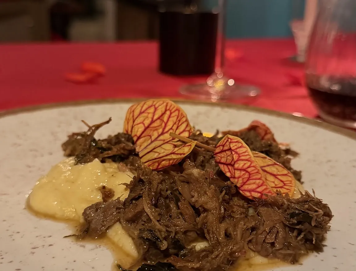 Carne de panela desfiada sobre polenta cremosa