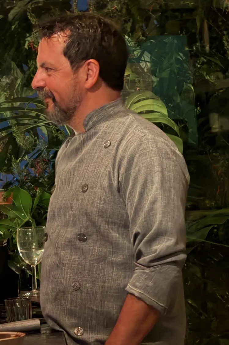 O chef Daniel Assis na cozinha